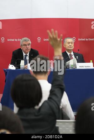 16. November 2020: ThomasÂ Bach (L), Präsident des Internationalen Olympischen Komitees (IOC), und Mori Yoshiro (R), Präsident des Organisationskomitees der Olympischen und Paralympischen Spiele in Tokio (Tokio 2020), nehmen an der gemeinsamen Pressekonferenz zwischen dem IOC und Tokio 2020 in Tokio, Japan, am 16. November 2020 Teil. IOC-Präsident ThomasÂ Bach besucht Japan vom 15. November 2020. Dies ist sein erster Besuch in Japan seit TokyoÂ 2020 Spiele verschoben wurde. Quelle: POOL/ZUMA Wire/Alamy Live News Stockfoto