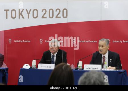 16. November 2020: ThomasÂ Bach (L), Präsident des Internationalen Olympischen Komitees (IOC), und Mori Yoshiro (R), Präsident des Organisationskomitees der Olympischen und Paralympischen Spiele in Tokio (Tokio 2020), nehmen an der gemeinsamen Pressekonferenz zwischen dem IOC und Tokio 2020 in Tokio, Japan, am 16. November 2020 Teil. IOC-Präsident ThomasÂ Bach besucht Japan vom 15. November 2020. Dies ist sein erster Besuch in Japan seit TokyoÂ 2020 Spiele verschoben wurde. Quelle: POOL/ZUMA Wire/Alamy Live News Stockfoto