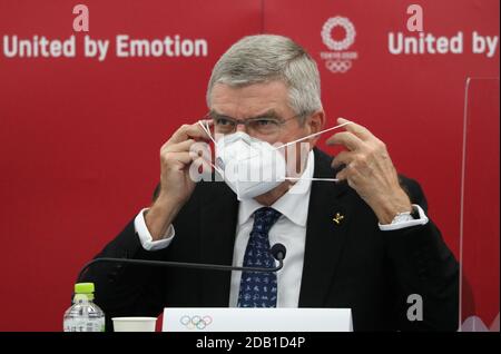 16. November 2020: ThomasÂ Bach, Präsident des Internationalen Olympischen Komitees (IOC),Â legt nach der gemeinsamen Pressekonferenz zwischen IOC und dem Organisationskomitee der Olympischen und Paralympischen Spiele in Tokio (Tokio 2020) am 16. November 2020 seine Gesichtsmaske an. IOC-Präsident ThomasÂ Bach besucht Japan vom 15. November 2020. Dies ist sein erster Besuch in Japan seit TokyoÂ 2020 Spiele verschoben wurde. Quelle: POOL/ZUMA Wire/Alamy Live News Stockfoto