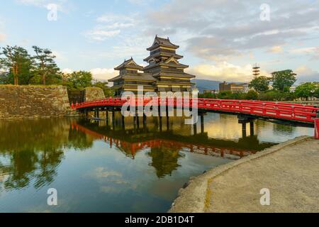 Sonnenuntergang Blick auf das Matsumoto Castle (oder Crow Castle) und die Brücke, in Matsumoto, Japan Stockfoto