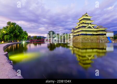 Nachtansicht des Matsumoto Castle (oder Crow Castle) und der Brücke, in Matsumoto, Japan Stockfoto