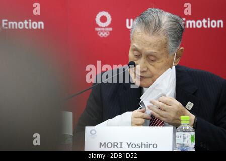 16. November 2020: Mori Yoshiro, Präsident des Organisationskomitees der Olympischen und Paralympischen Spiele in Tokio (Tokio 2020), nimmt während der gemeinsamen Pressekonferenz zwischen dem Internationalen Olympischen Komitee (IOC) und Tokio 2020 am 16. November 2020 in Tokio, Japan, seine Gesichtsmaske ab. IOC-Präsident ThomasÂ Bach besucht Japan vom 15. November 2020. Dies ist sein erster Besuch in Japan seit TokyoÂ 2020 Spiele verschoben wurde. Quelle: POOL/ZUMA Wire/Alamy Live News Stockfoto