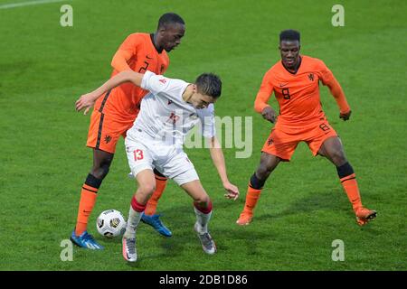 ALMERE, NIEDERLANDE – NOVEMBER 15: Jordan Teze von den Niederlanden U21, Egor Bogomolskiy von Weißrussland U21, Azor Matusiwa von den Niederlanden U21 während des U21 UEFA Euro Qualifying Spiel zwischen Holland U21 und Weißrussland U21 im Yanmar Stadion am 15. november 2020 in Almere, Niederlande (Foto by Gerrit van Keulen/Orange Pictures) Stockfoto