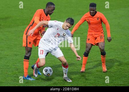 ALMERE, NIEDERLANDE – NOVEMBER 15: Jordan Teze von den Niederlanden U21, Egor Bogomolskiy von Weißrussland U21, Azor Matusiwa von den Niederlanden U21 während des U21 UEFA Euro Qualifying Spiel zwischen Holland U21 und Weißrussland U21 im Yanmar Stadion am 15. november 2020 in Almere, Niederlande (Foto by Gerrit van Keulen/Orange Pictures) Stockfoto
