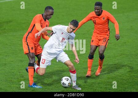 ALMERE, NIEDERLANDE – NOVEMBER 15: Jordan Teze von den Niederlanden U21, Egor Bogomolskiy von Weißrussland U21, Azor Matusiwa von den Niederlanden U21 während des U21 UEFA Euro Qualifying Spiel zwischen Holland U21 und Weißrussland U21 im Yanmar Stadion am 15. november 2020 in Almere, Niederlande (Foto by Gerrit van Keulen/Orange Pictures) Stockfoto