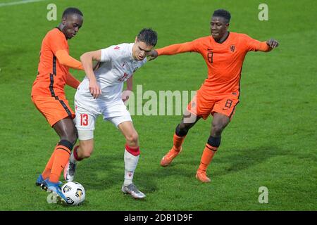 ALMERE, NIEDERLANDE – NOVEMBER 15: Jordan Teze von den Niederlanden U21, Egor Bogomolskiy von Weißrussland U21, Azor Matusiwa von den Niederlanden U21 während des U21 UEFA Euro Qualifying Spiel zwischen Holland U21 und Weißrussland U21 im Yanmar Stadion am 15. november 2020 in Almere, Niederlande (Foto by Gerrit van Keulen/Orange Pictures) Stockfoto