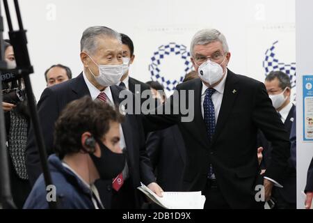 16. November 2020: ThomasÂ Bach (R), Präsident des Internationalen Olympischen Komitees (IOC), und Mori Yoshiro (L), Präsident des Organisationskomitees der Olympischen und Paralympischen Spiele in Tokio (Tokio 2020), betreten den Raum, um an der gemeinsamen Pressekonferenz zwischen dem IOC und Tokio 2020 in Tokio, Japan, am 16. November 2020 teilzunehmen. IOC-Präsident ThomasÂ Bach besucht Japan vom 15. November 2020. Dies ist sein erster Besuch in Japan seit TokyoÂ 2020 Spiele verschoben wurde. Quelle: POOL/ZUMA Wire/Alamy Live News Stockfoto