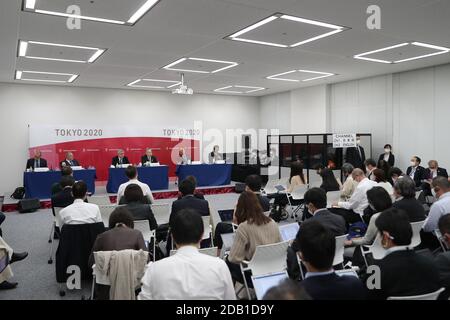 16. November 2020: ThomasÂ Bach (3. L), Präsident des Internationalen Olympischen Komitees (IOC), und Mori Yoshiro (3. R), Präsident des Organisationskomitees der Olympischen und Paralympischen Spiele in Tokio (Tokio 2020), nehmen an der gemeinsamen Pressekonferenz zwischen dem IOC und Tokio 2020 in Tokio, Japan, am 16. November 2020 Teil. IOC-Präsident ThomasÂ Bach besucht Japan vom 15. November 2020. Dies ist sein erster Besuch in Japan seit TokyoÂ 2020 Spiele verschoben wurde. Quelle: POOL/ZUMA Wire/Alamy Live News Stockfoto