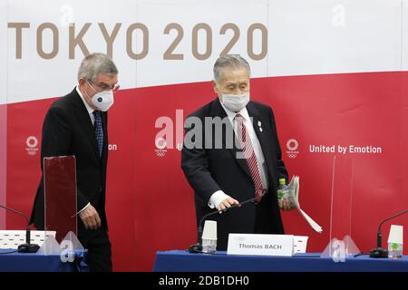 16. November 2020: ThomasÂ Bach (L), Präsident des Internationalen Olympischen Komitees (IOC), und Mori Yoshiro (R), Präsident des Organisationskomitees der Olympischen und Paralympischen Spiele in Tokio (Tokio 2020), nehmen an der gemeinsamen Pressekonferenz zwischen dem IOC und Tokio 2020 in Tokio, Japan, am 16. November 2020 Teil. IOC-Präsident ThomasÂ Bach besucht Japan vom 15. November 2020. Dies ist sein erster Besuch in Japan seit TokyoÂ 2020 Spiele verschoben wurde. Quelle: POOL/ZUMA Wire/Alamy Live News Stockfoto