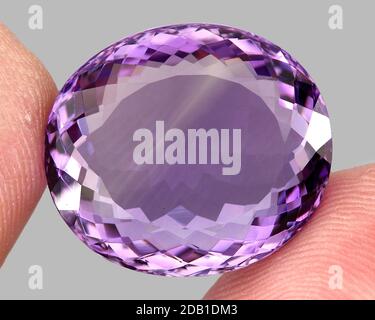 Natürlicher Amethyst auf grauem Hintergrund Stockfoto