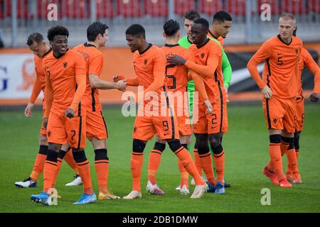 ALMERE, NIEDERLANDE - NOVEMBER 15: Kaj Sierhuis von den Niederlanden U21, Javairo Dilrosun von den Niederlanden U21, Jurgen Ekkelenkamp von den Niederlanden U21, Myron Boadu von den Niederlanden U21, Ludovit Reis von den Niederlanden U21, Torhüter Maarten Paes von den Niederlanden U21, Jordan Teze von den Niederlanden U21, Danilho Doekhi aus den Niederlanden U21, Mitchel Bakker aus den Niederlanden U21 während des U21 UEFA-EM-Qualifikationsspiels zwischen Holland U21 und Weißrussland U21 im Yanmar-Stadion am 15. november 2020 in Almere, Niederlande (Foto: Gerrit van Keulen/Orange Pictures) Stockfoto