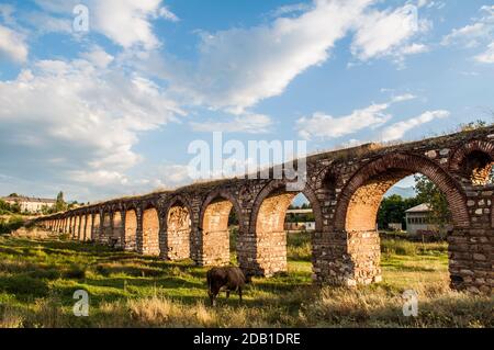 Das römische Aquädukt in Skopje, Mazedonien stammt aus der Zeit des Römischen Reiches oder Byzanz. In der Zeit Justinians I., von 527 - 554. Stockfoto