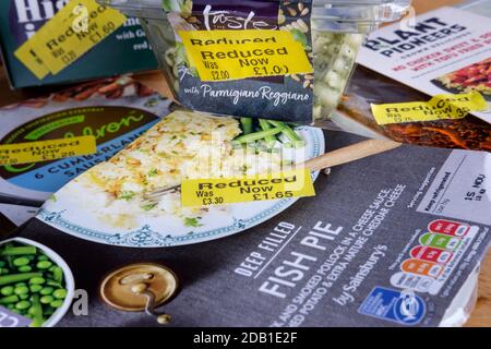 Auswahl an Lebensmitteln im Supermarkt reduziert im Preis auf Verkauf nach Datum. Stockfoto