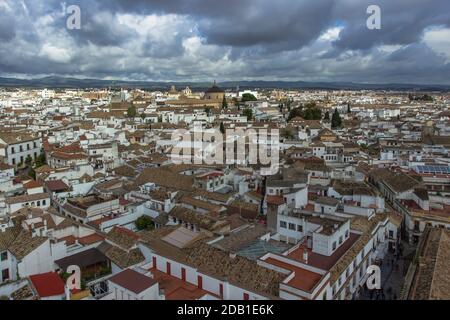 Luftaufnahme von Cordoba, Spanien am bewölkten Tag. Spanische Stadt Panoramablick Von oben.Weiße Stadt in Andalusien.malerische Cordoba jüdischen Viertel mit der Stockfoto