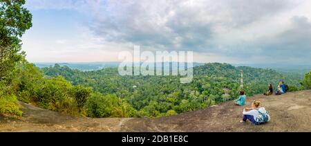 Panoramablick für Touristen vom Gipfel des Mulkirigala Felstempelklosters (Mulkirigala Raja Maha Vihara), einem alten Sri Lanka buddhistischen Tempel Stockfoto