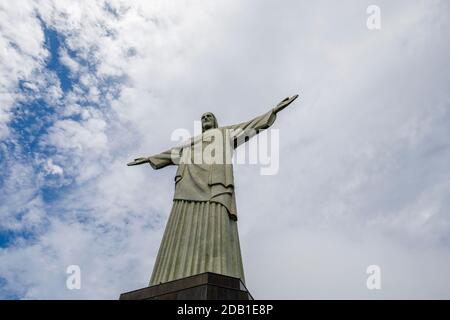 Mirador Cristo Redentor, die riesige ikonische Statue von Christus dem Erlöser mit ausgestreckten Armen auf dem Berg Corcovado, Rio de Janeiro, Brasilien Stockfoto