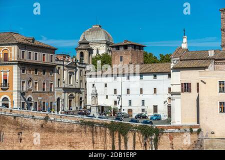 Die Tiberinsel und die Cestio-Brücke; das Fatebenefratelli-Krankenhaus und im Hintergrund die Synagoge oder Tempio Maggiore von Rom. Stockfoto