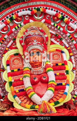 Theyyam Künstler auftreten während Tempelfest in Payyanur, Kerala, Indien. Stockfoto