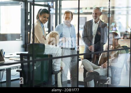 Gruppe von multirassischen Kollegen diskutieren Geschäft und Austausch von frischen Ideen Während der Zusammenarbeit im modernen Büro Stockfoto