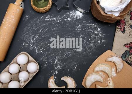 Backhintergrund mit Schneidebrett, Ei, Brot, Mehl, Nudelholz. Stockfoto