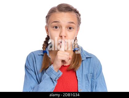 Happy Teenager-Mädchen hält Vorderfinger auf den Lippen, bitten um Stille, isoliert auf weißem Hintergrund Stockfoto