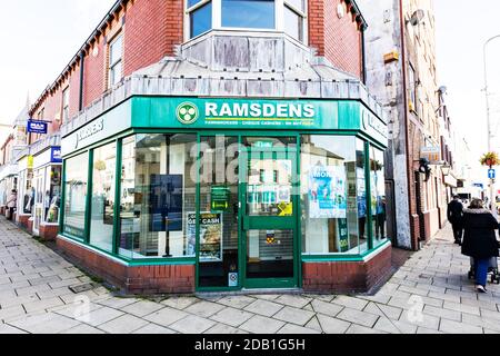 Ramsdens Financial Limited sowie traditionelle Pfanddienstleistungen, die erfolgreiche Einführung des Erwerbs von Gold und Silber, der Verkauf von ausländischen Akt Stockfoto