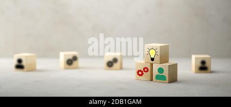 Cubes zeigt eine Brainstorming-Session auf konkretem Hintergrund - 3d Abbildung Stockfoto