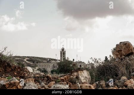 Jerusalem, Israel. November 2020. Eine Ostansicht des Mar Elias Klosters von Givat Hamatos. Rechtsgerichtete jüdische Demonstranten, Anhänger jüdischer Siedlungen im gesamten ‘Land Israel', demonstrieren gegen eine Delegation der Europäischen Union unter der Leitung des EU-Vertreters für die Palästinenser von Burgsdorff und unterstützen diese, während die Delegation den umstrittenen Givat Hamatos besucht. Netanjahus Regierung ging am Sonntag, den 15. November 2020, voran und veröffentlichte eine Ausschreibung für den Bau von 1,257 Häusern in Givat Hamatos, in dem, was einige behaupten, ein Schritt sei, der dem gewählten US-Präsidenten Joe Biden vorausgehen soll. Die te Stockfoto