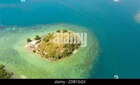 Tropische Insel mit Sandstrand auf der Halbinsel Zamboanga. Sallangan Island. Mindanao, Philippinen. Stockfoto