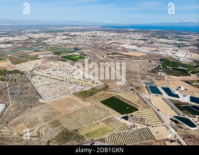 Luftbild Hochwinkel Ansicht von Los Montesinos Stadtbild Landschaft und Mittelmeer, Gemeinde in der Provinz Alicante, Valencia Stockfoto