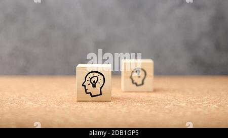 Cubes zeigt eine Brainstorming-Session auf konkretem Hintergrund - 3d Abbildung Stockfoto