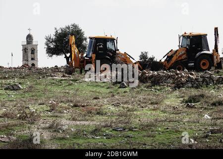 Jerusalem, Israel. November 2020. Eine Ostansicht des Mar Elias Klosters von Givat Hamatos. Rechtsgerichtete jüdische Demonstranten, Anhänger jüdischer Siedlungen im gesamten ‘Land Israel', demonstrieren gegen eine Delegation der Europäischen Union unter der Leitung des EU-Vertreters für die Palästinenser von Burgsdorff und unterstützen diese, während die Delegation den umstrittenen Givat Hamatos besucht. Netanjahus Regierung ging am Sonntag, den 15. November 2020, voran und veröffentlichte eine Ausschreibung für den Bau von 1,257 Häusern in Givat Hamatos, in dem, was einige behaupten, ein Schritt sei, der dem gewählten US-Präsidenten Joe Biden vorausgehen soll. Die te Stockfoto