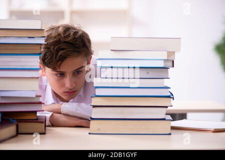 Schuljunge Vorbereitung für die Prüfung im Klassenzimmer Stockfoto