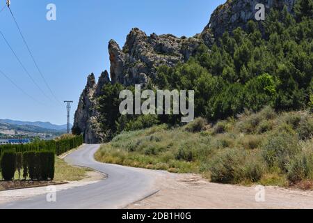 Kurvige leere Bergstraße Blick entlang felsiger Klippen. SAX, Provinz Alicante, Bundesland Valencia. Spanien Stockfoto