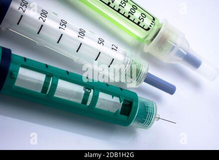 Mehrere Injektoren von Insulin, konzeptionelle Bild, Komposition horizontal Stockfoto