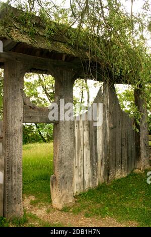 Maramures Village Museum, Sighetu Marmatiei, Rumänien. Alte traditionelle geschnitzte Holztor. Stockfoto