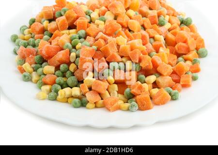 Vegetarische Mischung auf Teller isoliert auf weißem Hintergrund Stockfoto