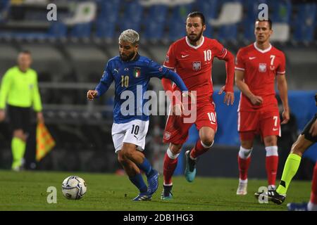 Lorenzo Insigne (Italien) Grzegorz Krychowiak (Polen) während des UEFA-Spiels "Nations League 2020-2021" zwischen Italien 2-0 Polen im Mapei-Stadion am 15. November 2020 in Reggio Emilia, Italien. Quelle: Maurizio Borsari/AFLO/Alamy Live News Stockfoto