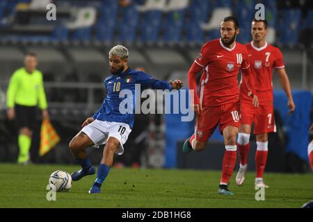 Lorenzo Insigne (Italien) Grzegorz Krychowiak (Polen) während des UEFA-Spiels "Nations League 2020-2021" zwischen Italien 2-0 Polen im Mapei-Stadion am 15. November 2020 in Reggio Emilia, Italien. Quelle: Maurizio Borsari/AFLO/Alamy Live News Stockfoto