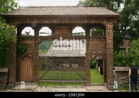 Dragomiresti, Maramures, Rumänien. Traditionell geschnitztes Holztor am Eingang zum Museum der rumänischen Frau. Stockfoto