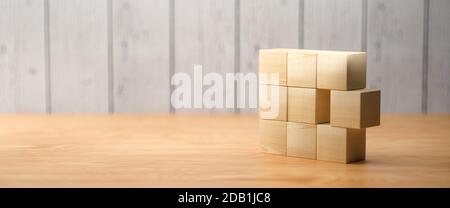 Leere Holzwürfel für eigene Botschaften und Ikonen auf Holz Hintergrund - 3d-Illustration Stockfoto