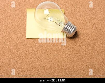 Lampe Birne auf Kork Bulletin Board Pfosten es Notizen Konzept Hintergrund Stockfoto