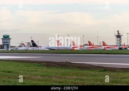 Flughafen London Southend, Essex, Großbritannien. November 2020. Obwohl die Flüge während des COVID 19-Sperrverbots zunächst fortgesetzt wurden, ist der einzige Ryanair-Abflug vom Flughafen London Southend heute ihr letzter Flug für mehr als zwei Wochen, da der Flughafen Essex sehr ruhig wird. Flug FR2190 um 10:45 Uhr startete nach Malaga, Spanien und kehrt am Abend zurück. Danach bleibt das Terminal für längere Zeit geschlossen. Da easyJet ihre Basis in Southend geschlossen hat, werden jetzt nur noch sehr wenige Flüge außerhalb der Flugzeuge zur Lagerung ankommen und die bereits geparkten Flüge ergänzen Stockfoto