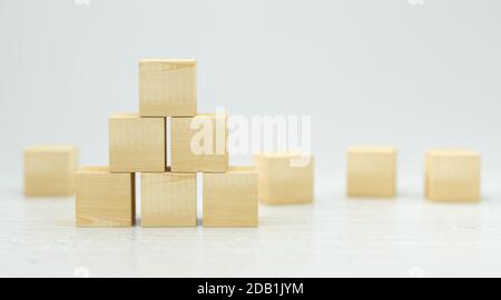 Leere Holzwürfel für eigene Botschaften und Icons auf weiß Hintergrund - 3d-Illustration Stockfoto