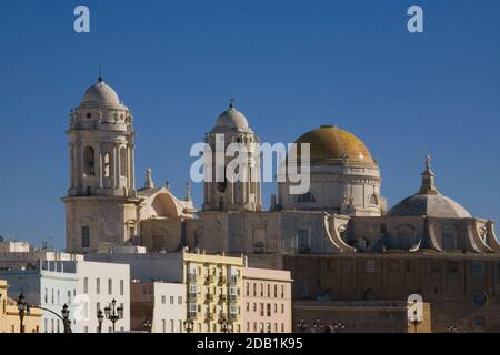 Die Catedral de Santa Cruz von der Calle Campo del Sur, Cádiz, Andalusien, Spanien Stockfoto