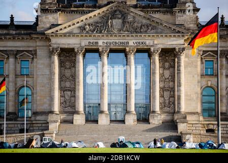 Berlin, Berlin, Deutschland. November 2020. Vor dem Reichstag werden Zelte aufgestellt, während eine "Zeltdemonstration" gegen den sogenannten "Neuen Pakt zu Migration und Asyl" der EU-Kommission durchgeführt wird. Über 30 Bewegungen und Organisationen aus mehreren europäischen Ländern fordern am 15. Und 16. November zu Protesten auf und fordern die Schließung aller Flüchtlingslager auf den Ägäischen Inseln, Das Ende illegaler Rückschläge an den Außengrenzen der Europäischen Union und faire Asylverfahren für alle ohne durchschnittliche Schutzquoten. Quelle: Jan Scheunert/ZUMA Wire/Alamy Live News Stockfoto