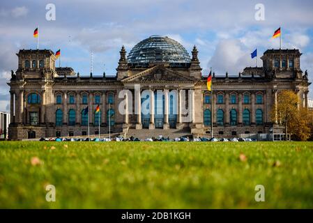 Berlin, Berlin, Deutschland. November 2020. Vor dem Reichstag werden Zelte aufgestellt, während eine "Zeltdemonstration" gegen den sogenannten "Neuen Pakt zu Migration und Asyl" der EU-Kommission durchgeführt wird. Über 30 Bewegungen und Organisationen aus mehreren europäischen Ländern fordern am 15. Und 16. November zu Protesten auf und fordern die Schließung aller Flüchtlingslager auf den Ägäischen Inseln, Das Ende illegaler Rückschläge an den Außengrenzen der Europäischen Union und faire Asylverfahren für alle ohne durchschnittliche Schutzquoten. Quelle: Jan Scheunert/ZUMA Wire/Alamy Live News Stockfoto