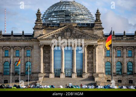 Berlin, Berlin, Deutschland. November 2020. Vor dem Reichstag werden Zelte aufgestellt, während eine "Zeltdemonstration" gegen den sogenannten "Neuen Pakt zu Migration und Asyl" der EU-Kommission durchgeführt wird. Über 30 Bewegungen und Organisationen aus mehreren europäischen Ländern fordern am 15. Und 16. November zu Protesten auf und fordern die Schließung aller Flüchtlingslager auf den Ägäischen Inseln, Das Ende illegaler Rückschläge an den Außengrenzen der Europäischen Union und faire Asylverfahren für alle ohne durchschnittliche Schutzquoten. Quelle: Jan Scheunert/ZUMA Wire/Alamy Live News Stockfoto