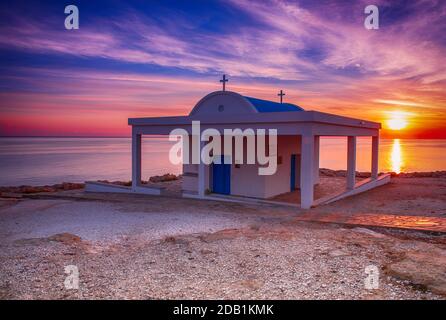 Zypern, Mittelmeer Küste. Kirche Agioi Anargyroi am Kap Greco bei Sonnenaufgang Stockfoto