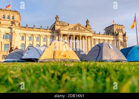 Berlin, Berlin, Deutschland. November 2020. Vor dem Reichstag werden Zelte aufgestellt, während eine "Zeltdemonstration" gegen den sogenannten "Neuen Pakt zu Migration und Asyl" der EU-Kommission durchgeführt wird. Über 30 Bewegungen und Organisationen aus mehreren europäischen Ländern fordern am 15. Und 16. November zu Protesten auf und fordern die Schließung aller Flüchtlingslager auf den Ägäischen Inseln, Das Ende illegaler Rückschläge an den Außengrenzen der Europäischen Union und faire Asylverfahren für alle ohne durchschnittliche Schutzquoten. Quelle: Jan Scheunert/ZUMA Wire/Alamy Live News Stockfoto